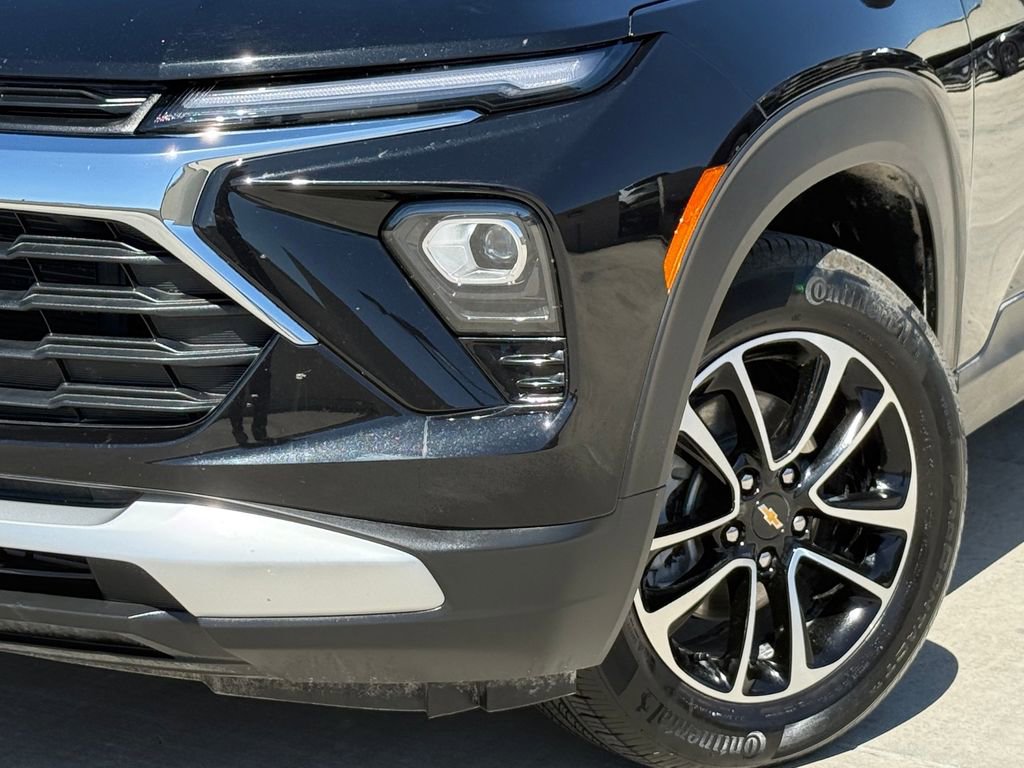 Used 2025 Chevrolet TrailBlazer LT image 2