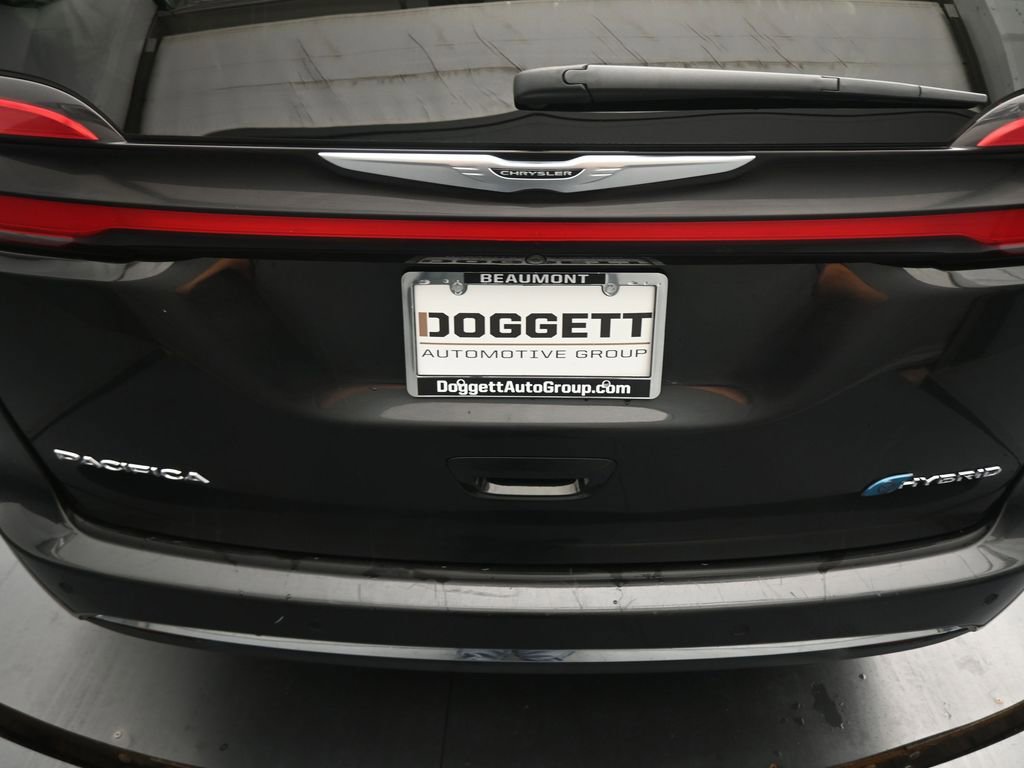 Used 2023 Chrysler Pacifica Touring-L image 16