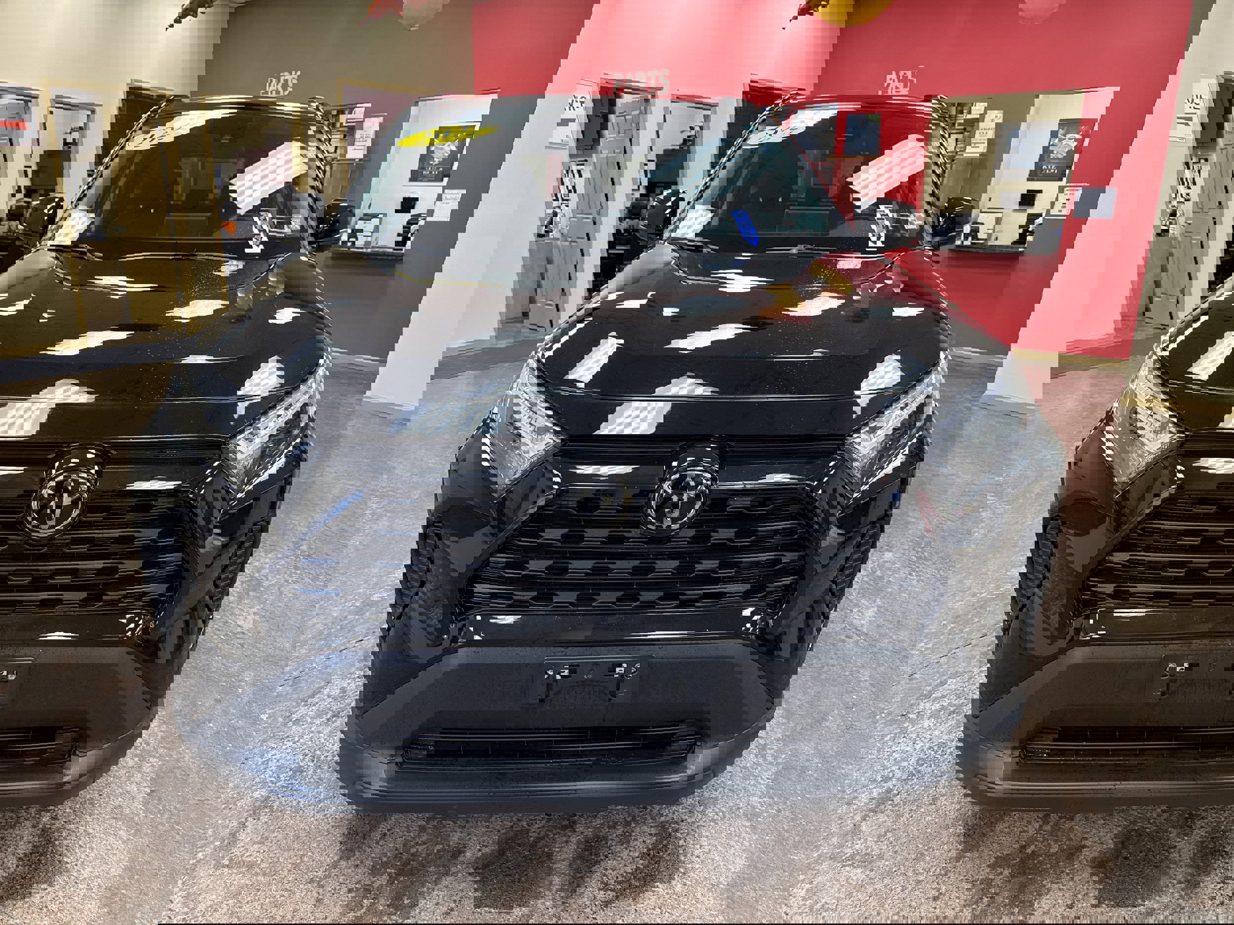 Used 2022 Toyota RAV4 XLE w/ Convenience Package image 2