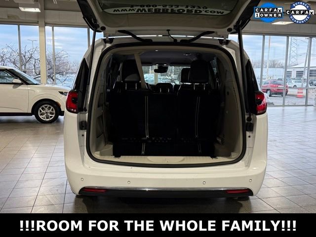 Used 2024 Chrysler Pacifica Touring-L image 8