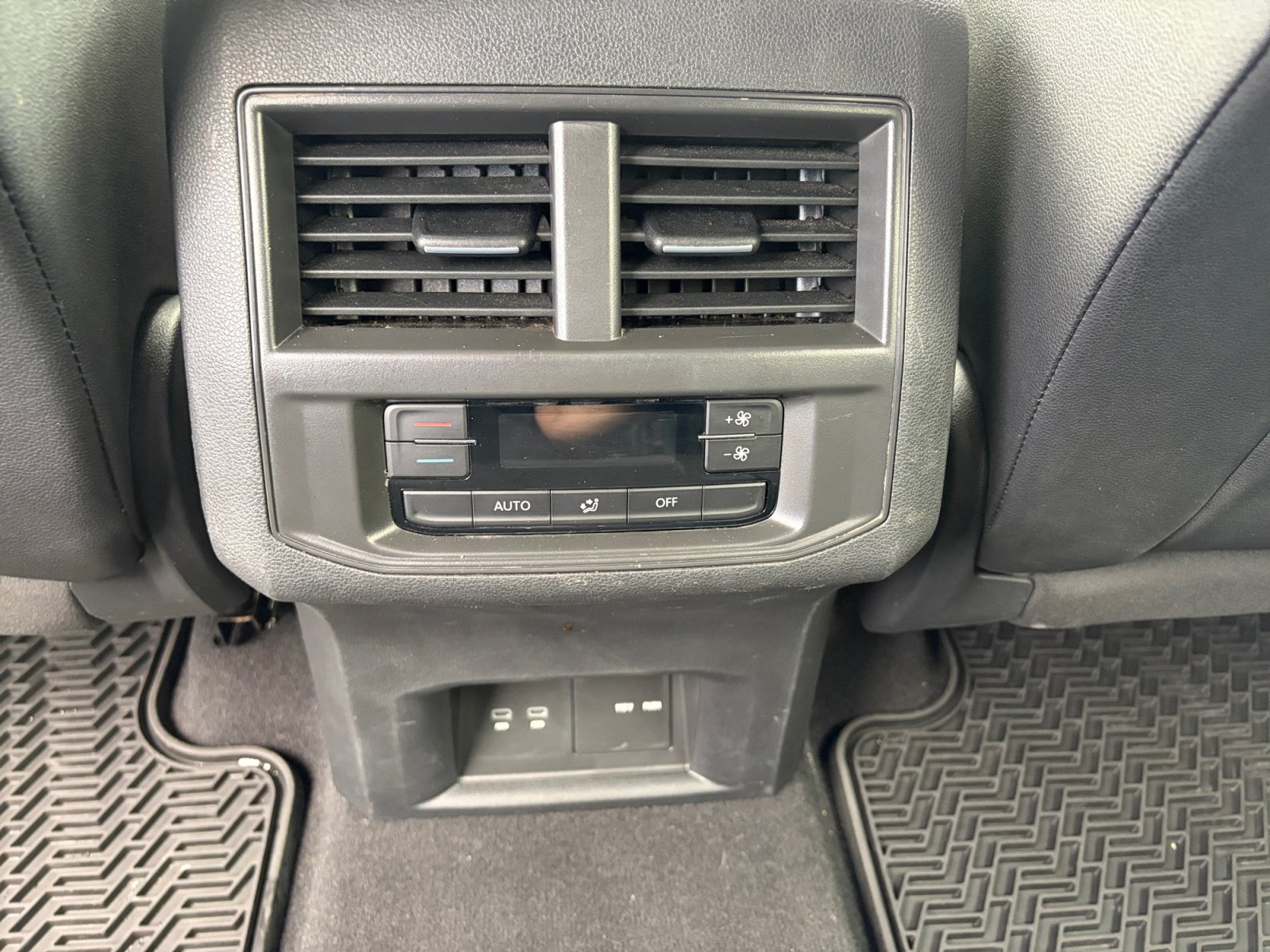 Used 2023 Volkswagen Atlas SE AWD/4WD image 32