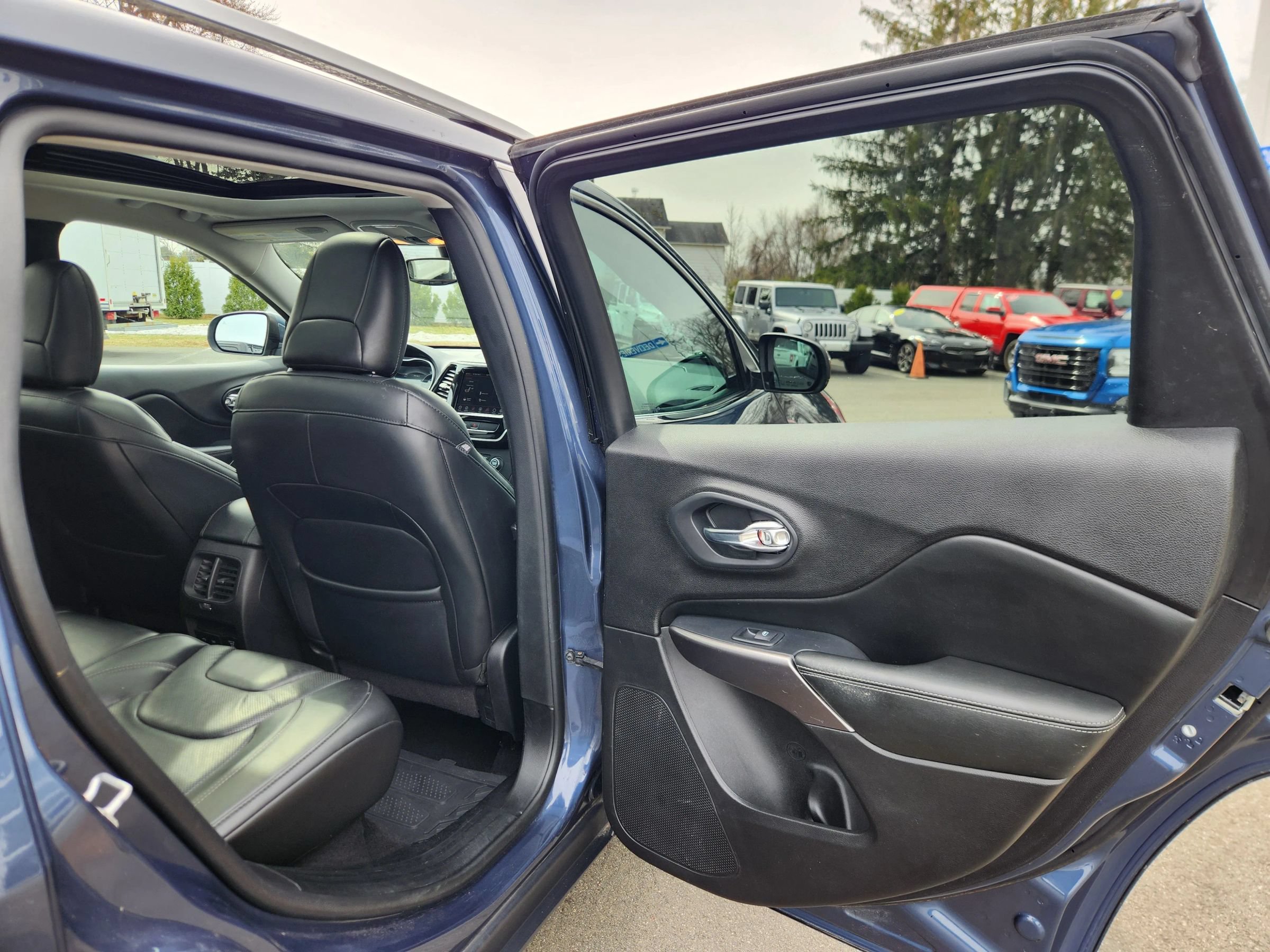 Used 2019 Jeep Cherokee Limited AWD/4WD image 48