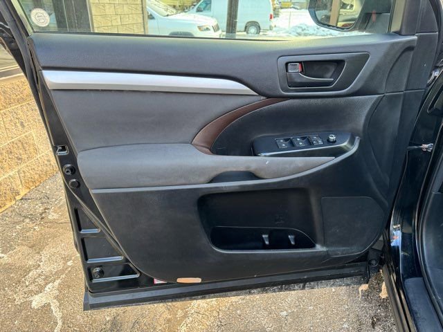 Used 2015 Toyota Highlander LE image 10