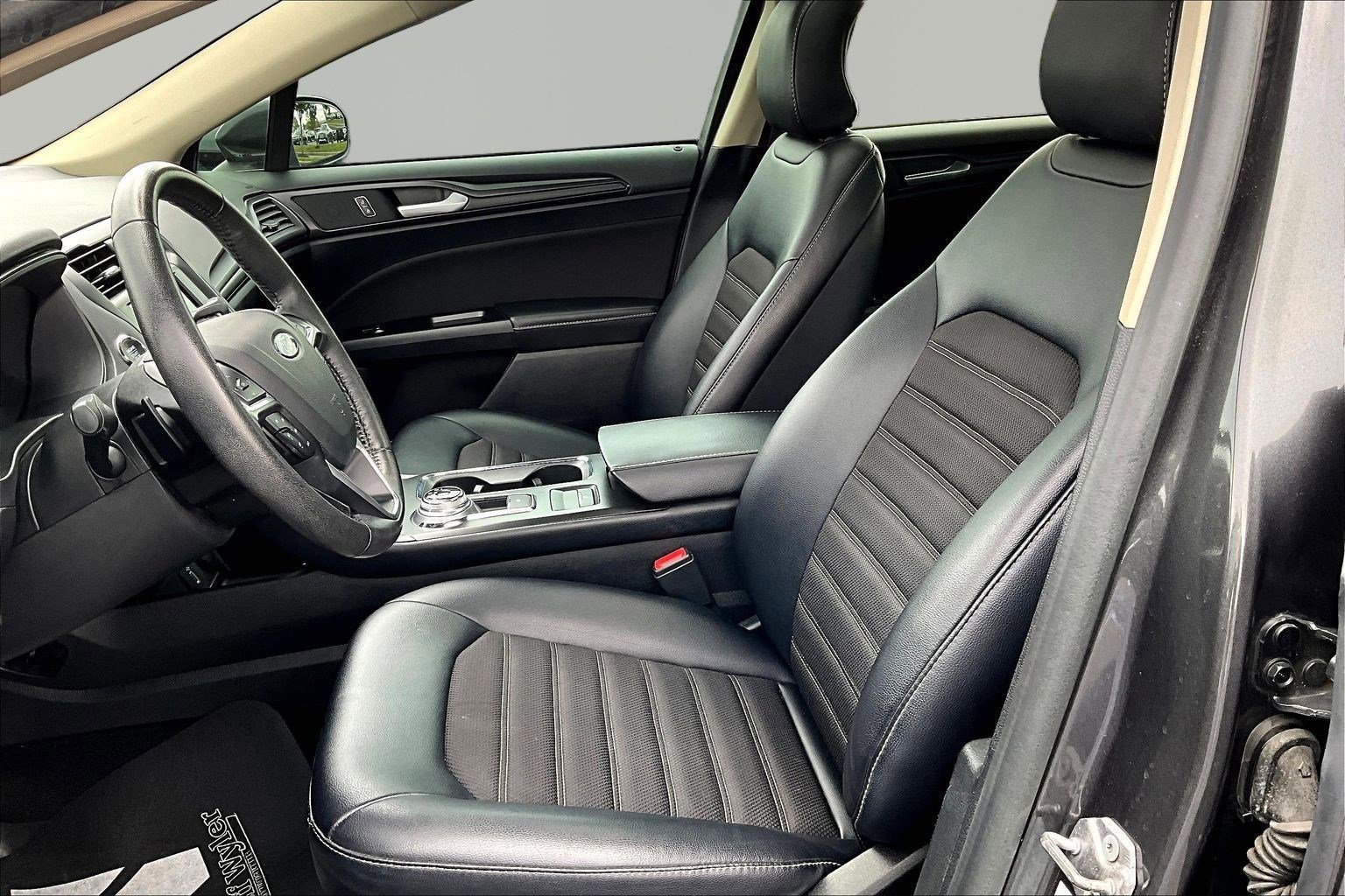 Used 2018 Ford Fusion SE w/ Equipment Group 201A FWD image 21