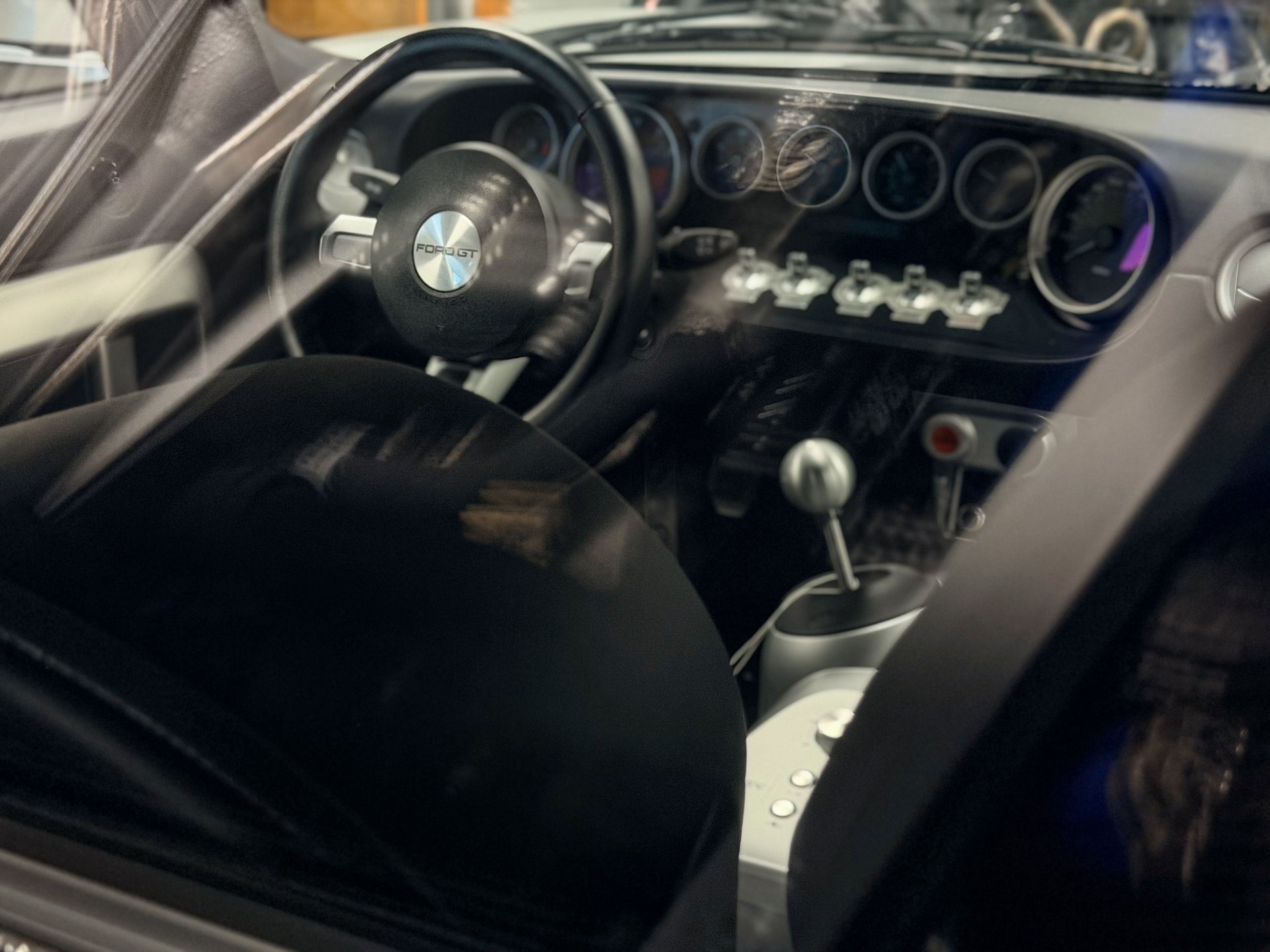 Used 2005 Ford GT RWD image 16