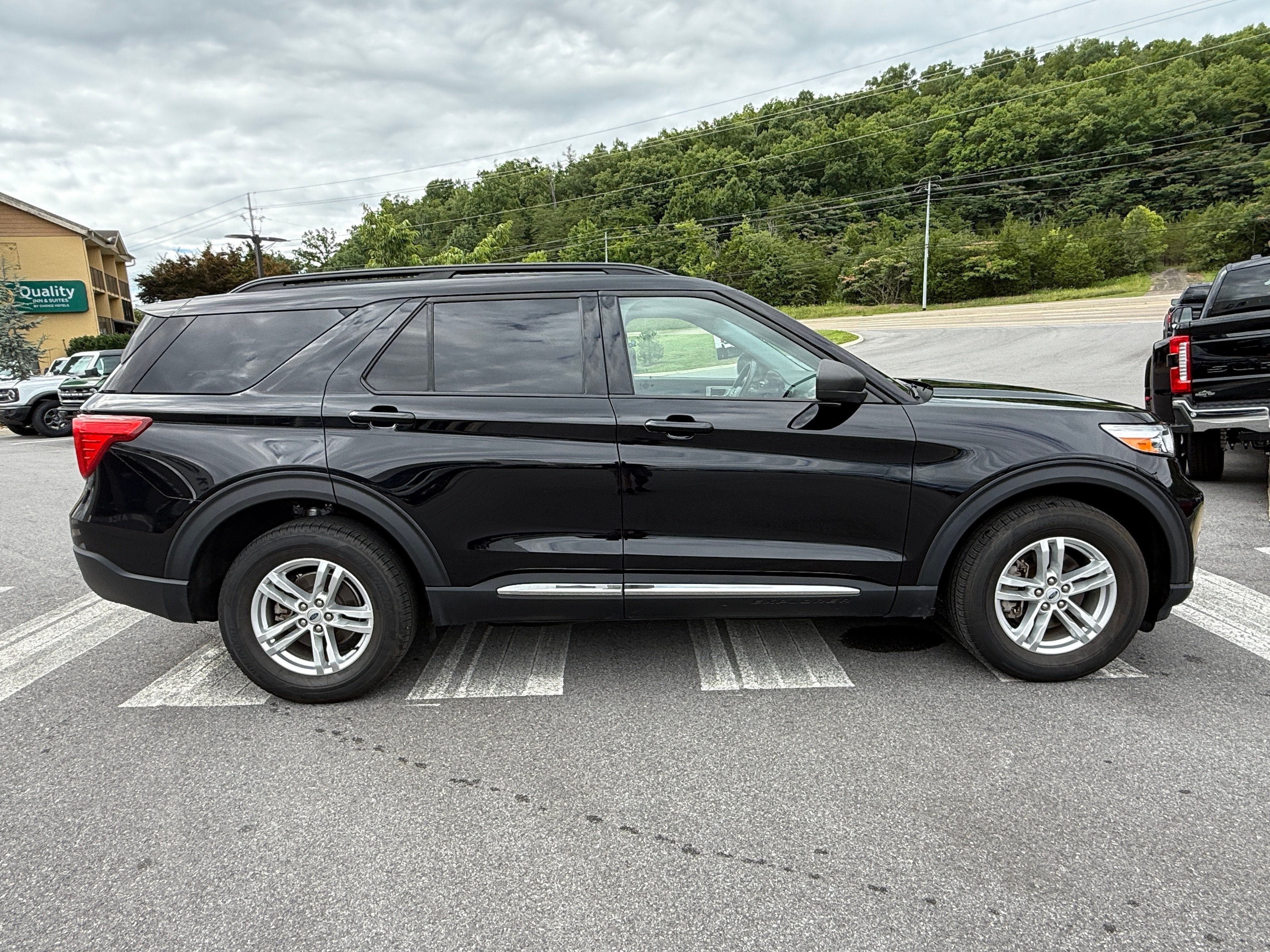 Used 2023 Ford Explorer XLT w/ Equipment Group 202A AWD/4WD image 4