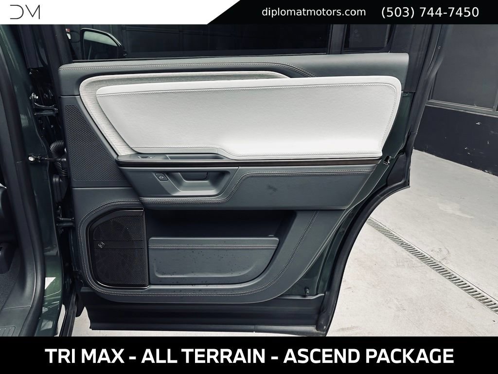 Used 2025 Rivian R1S Premium AWD/4WD image 29