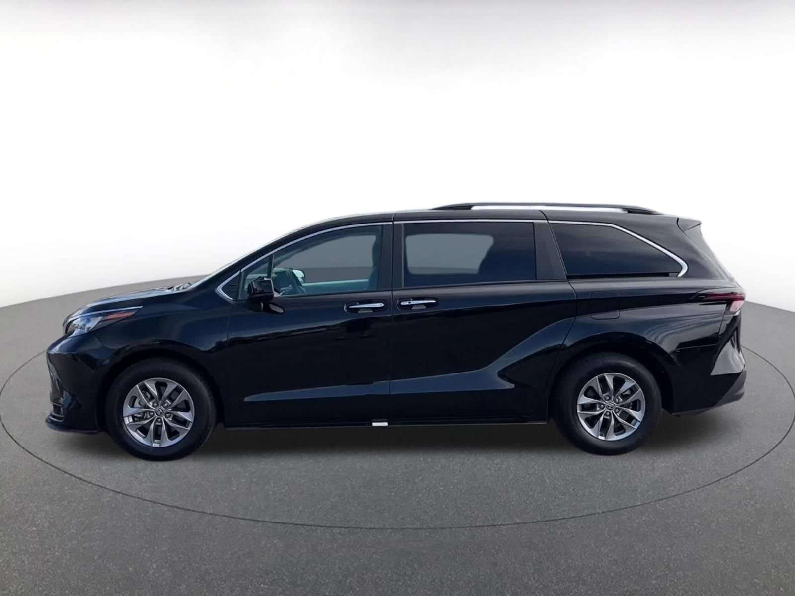 Used 2025 Toyota Sienna XLE FWD image 8