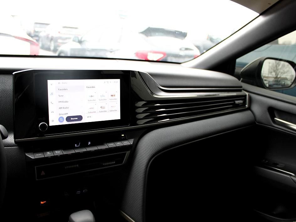 Used 2025 Toyota Camry SE image 13