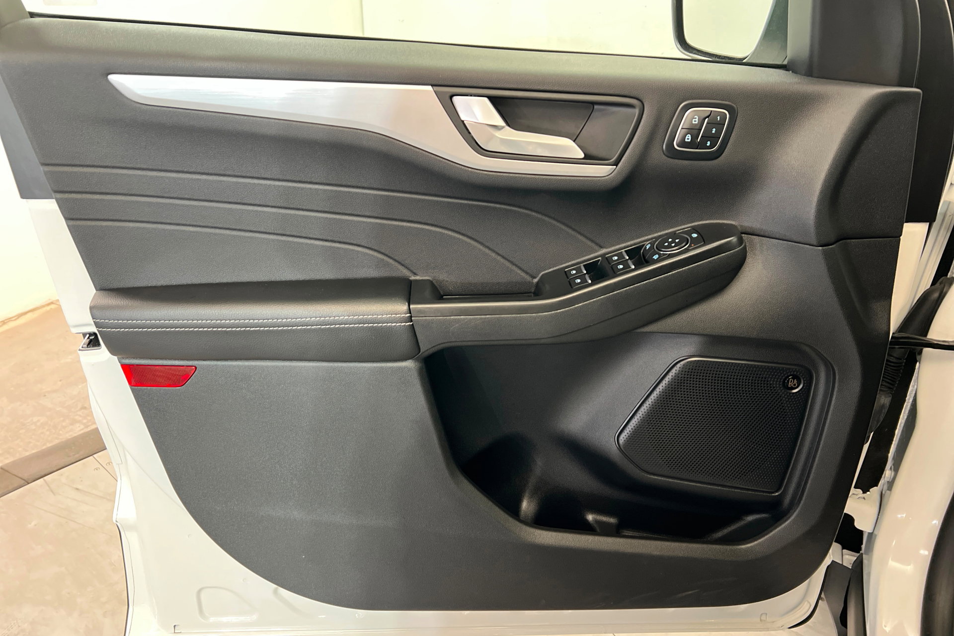 Used 2025 Ford Escape SE w/ PHEV Premium Package image 15