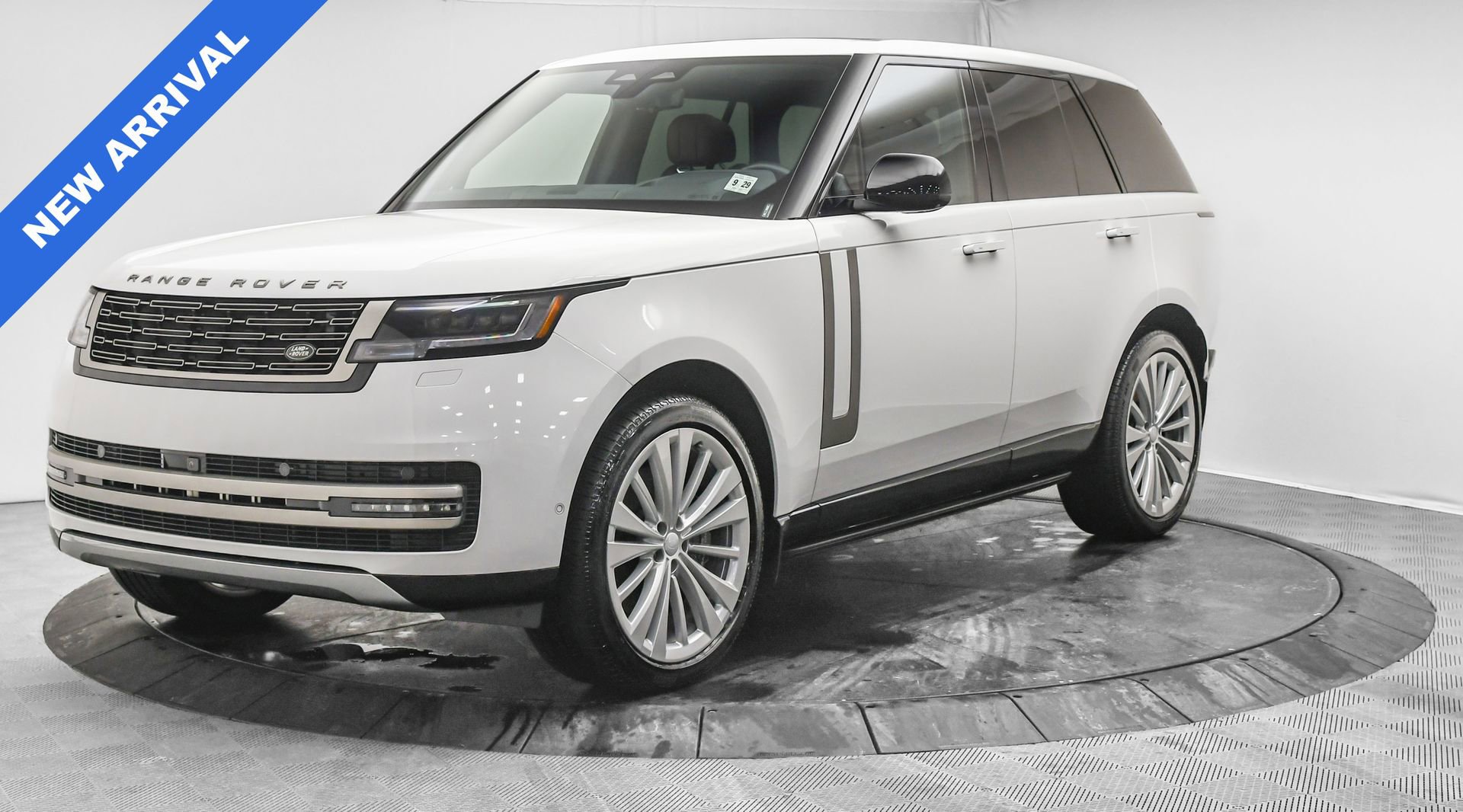 Used 2025 Land Rover Range Rover SE image 3