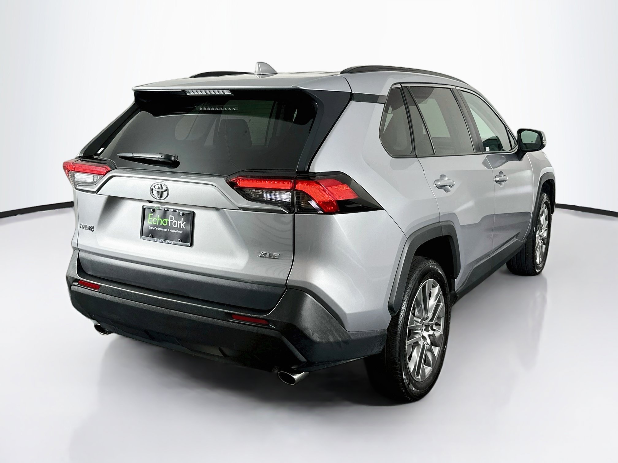 Used 2022 Toyota RAV4 XLE Premium FWD image 9