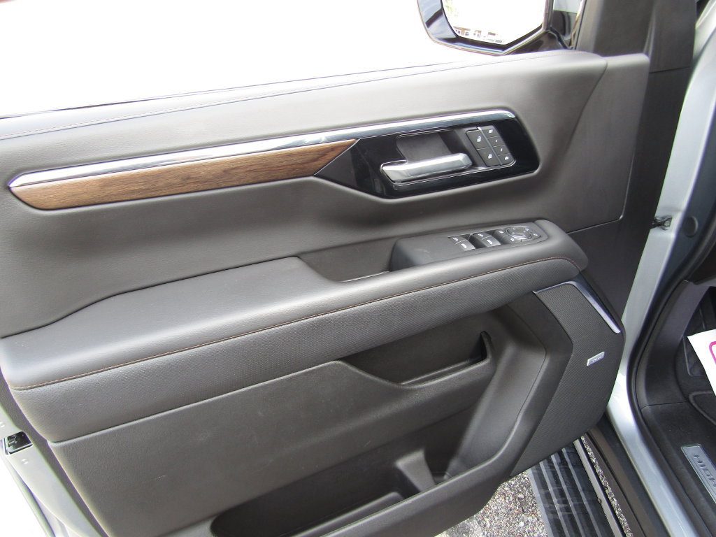 Used 2025 Chevrolet Suburban High Country AWD/4WD image 33