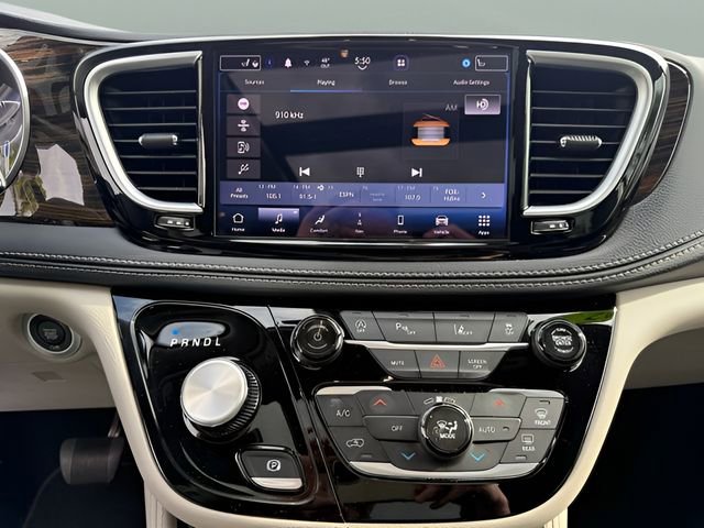 Used 2023 Chrysler Pacifica Limited FWD image 32