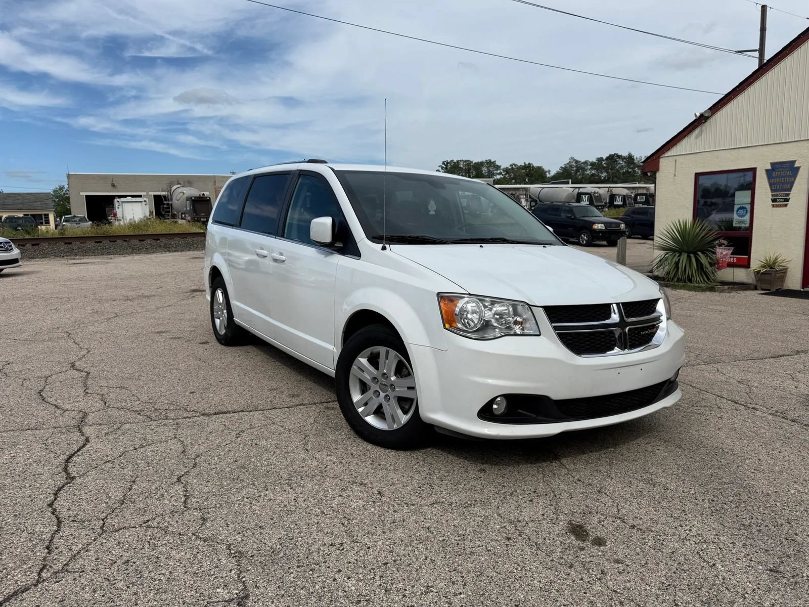 Used 2019 Dodge Grand Caravan Crew FWD image 3