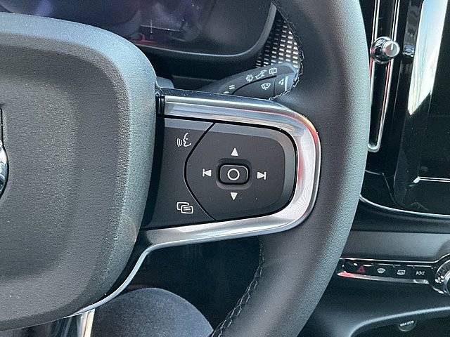 Used 2025 Volvo XC40 B5 Plus image 28