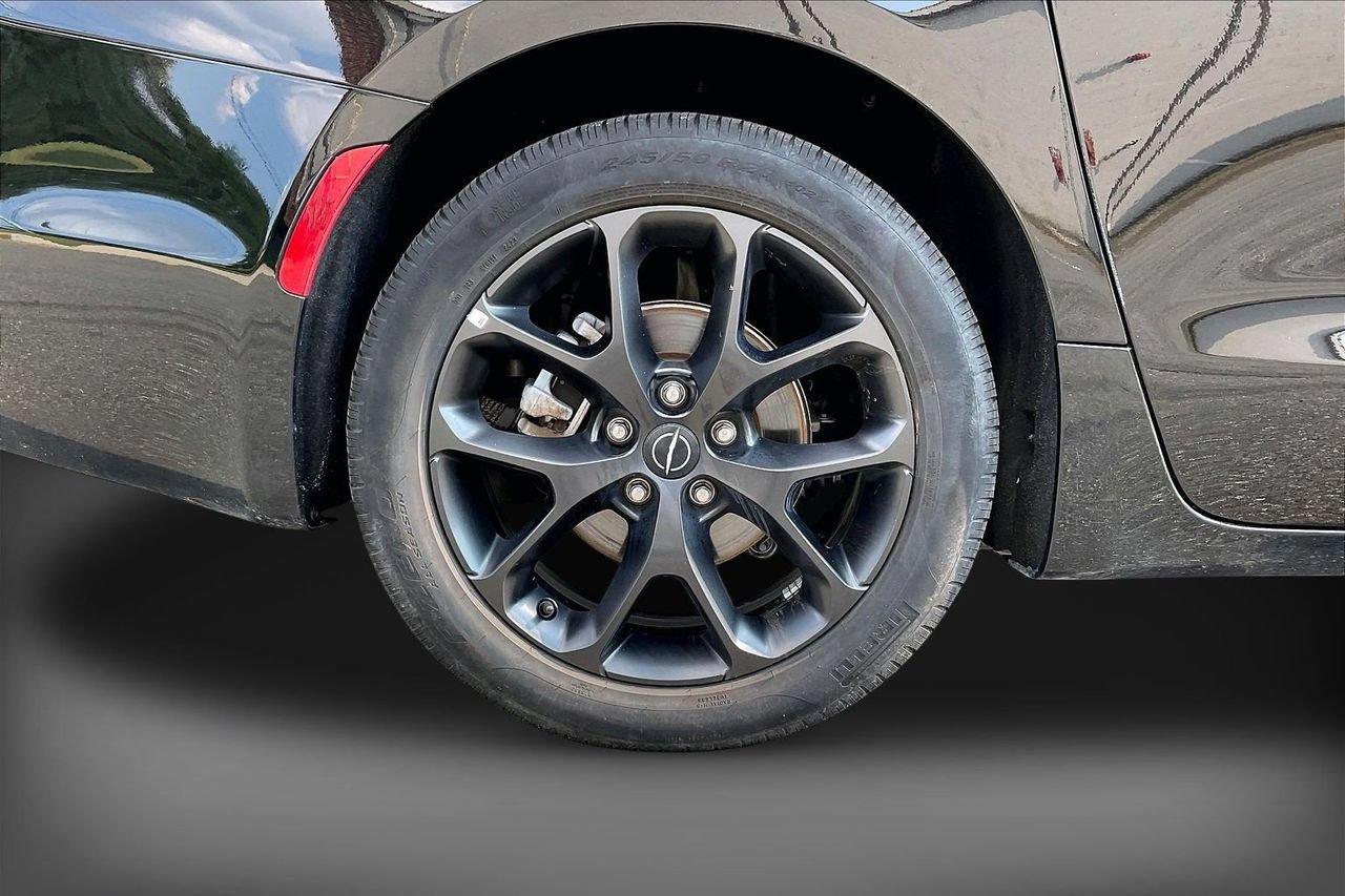 Used 2025 Chrysler Pacifica Limited FWD image 38
