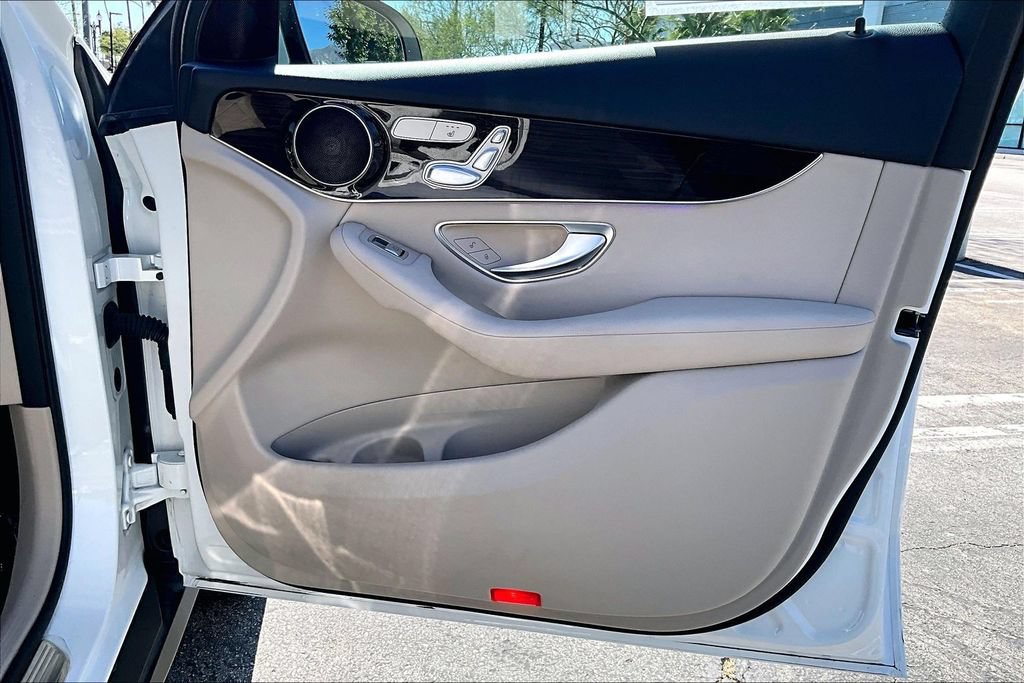 Used 2021 Mercedes-Benz GLC 300 4MATIC w/ Premium Package image 21