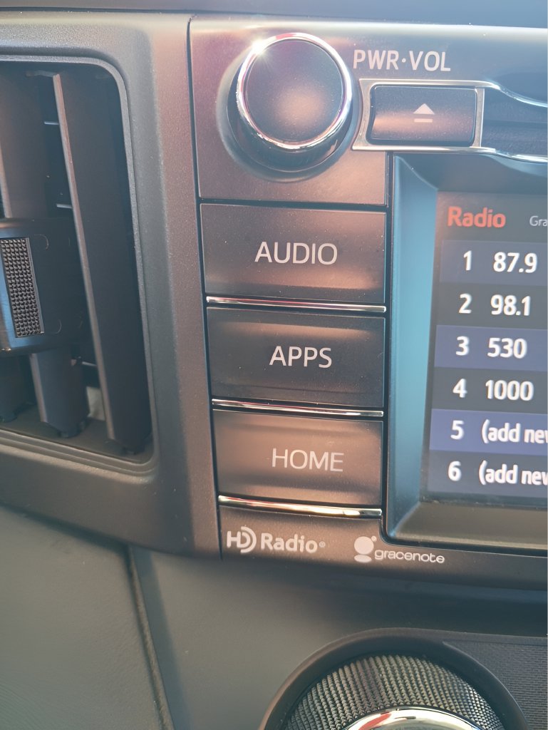Used 2018 Toyota RAV4 LE FWD image 7