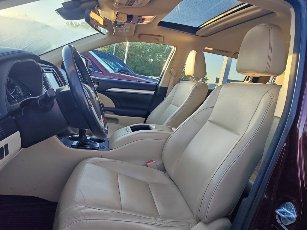 Used 2017 Toyota Highlander XLE AWD/4WD image 6