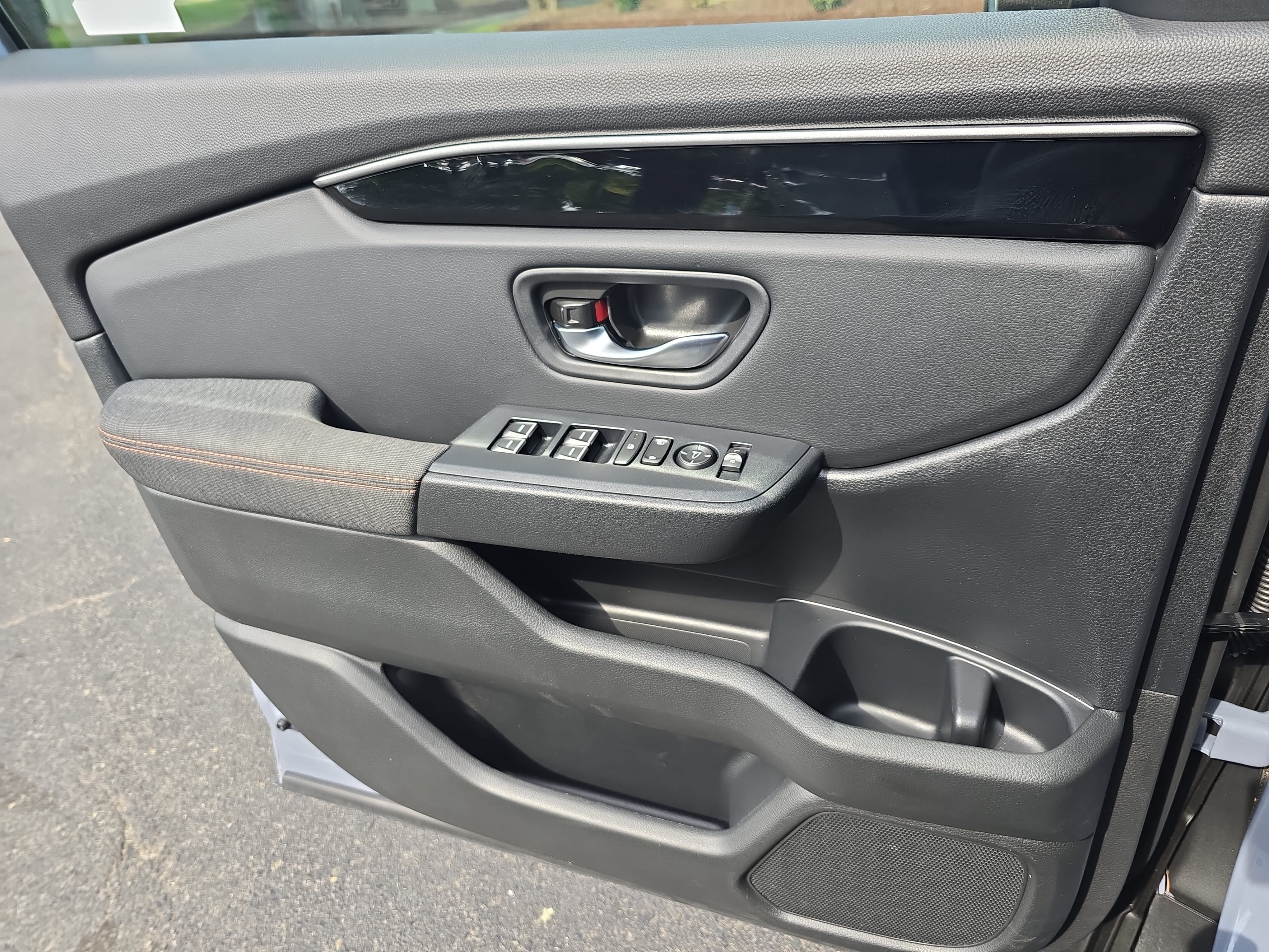 Used 2025 Honda Pilot Sport image 27