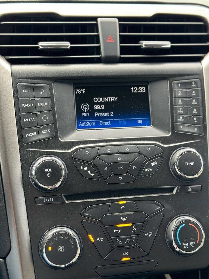 Used 2017 Ford Fusion SE image 27