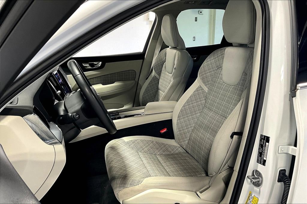 Used 2022 Volvo XC60 B5 Momentum image 32