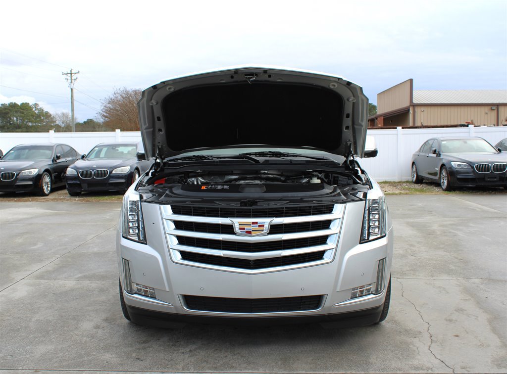 Used 2017 Cadillac Escalade ESV Luxury image 40