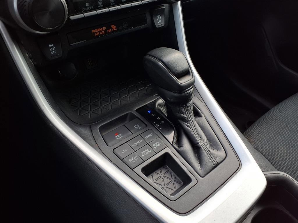 Used 2021 Toyota RAV4 LE image 5