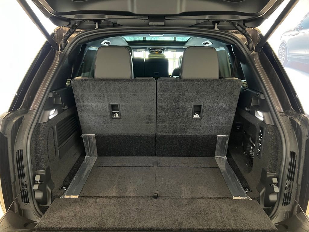 New 2025 Land Rover Range Rover Long Wheelbase SE image 17