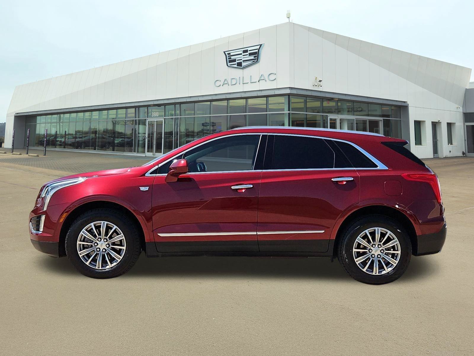 Used 2017 Cadillac XT5 Luxury w/ Driver Awareness Package FWD image 3