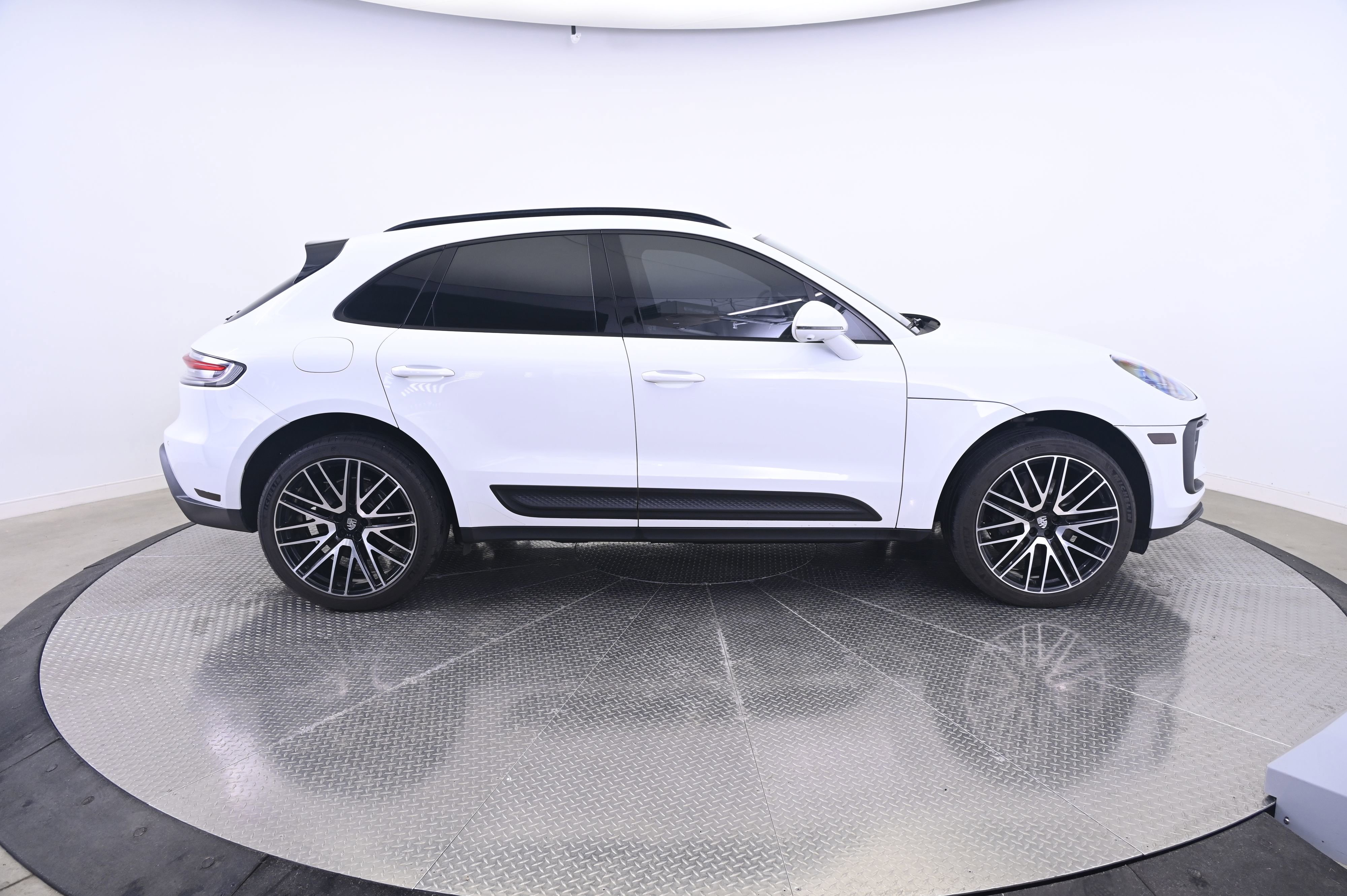 Certified 2022 Porsche Macan image 8