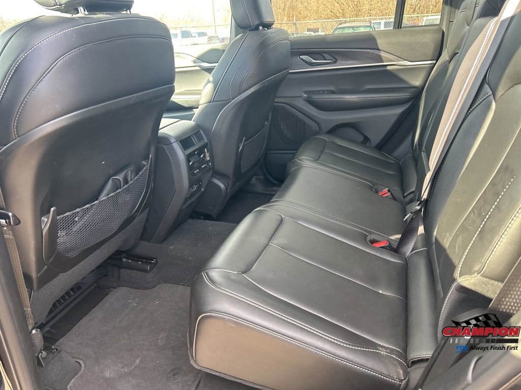 Used 2025 Jeep Grand Cherokee Limited w/ Black Appearance Package image 10