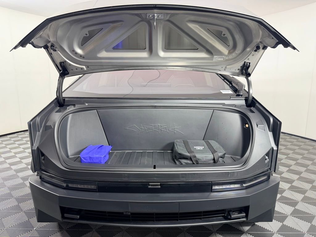 Used 2025 Tesla Cybertruck AWD Crew Cab image 42