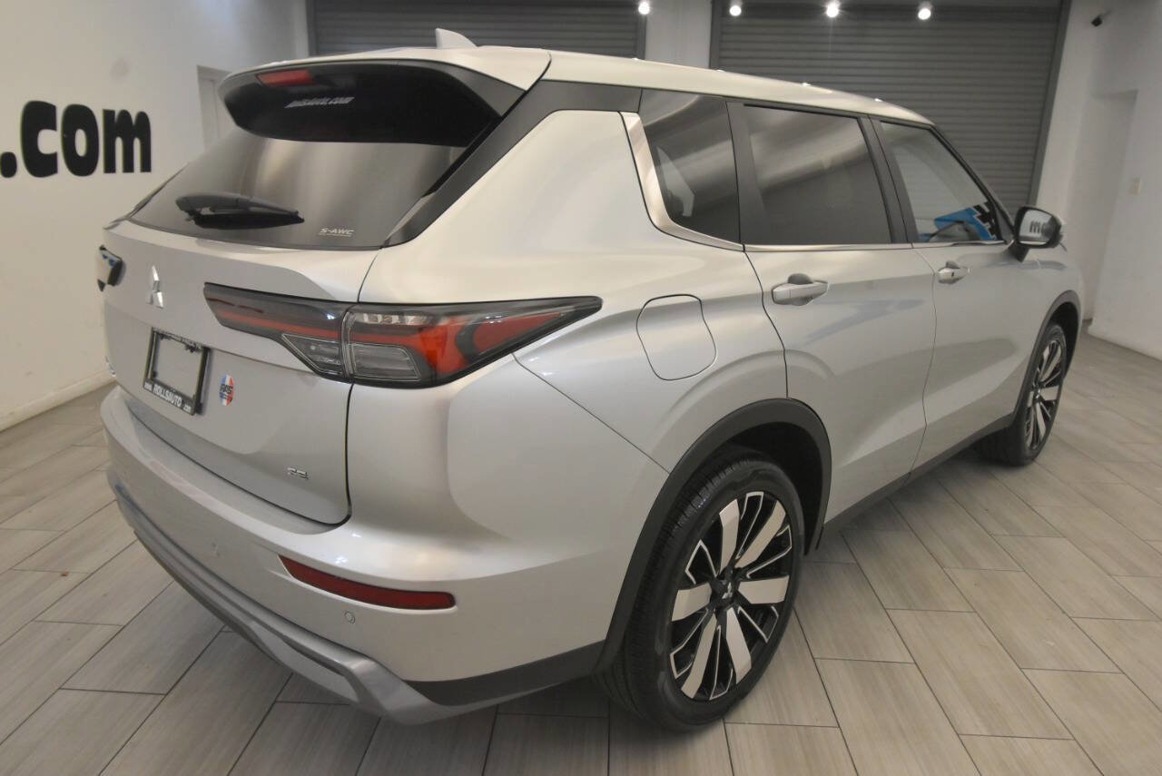 Used 2025 Mitsubishi Outlander SE image 5