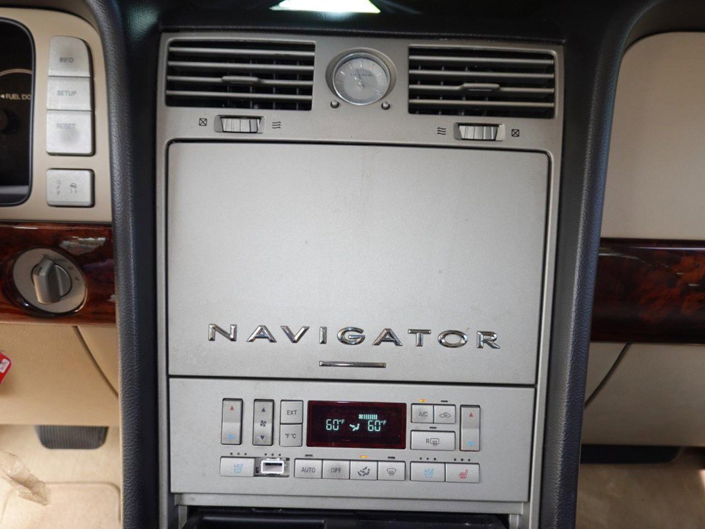 Used 2005 Lincoln Navigator Luxury image 14