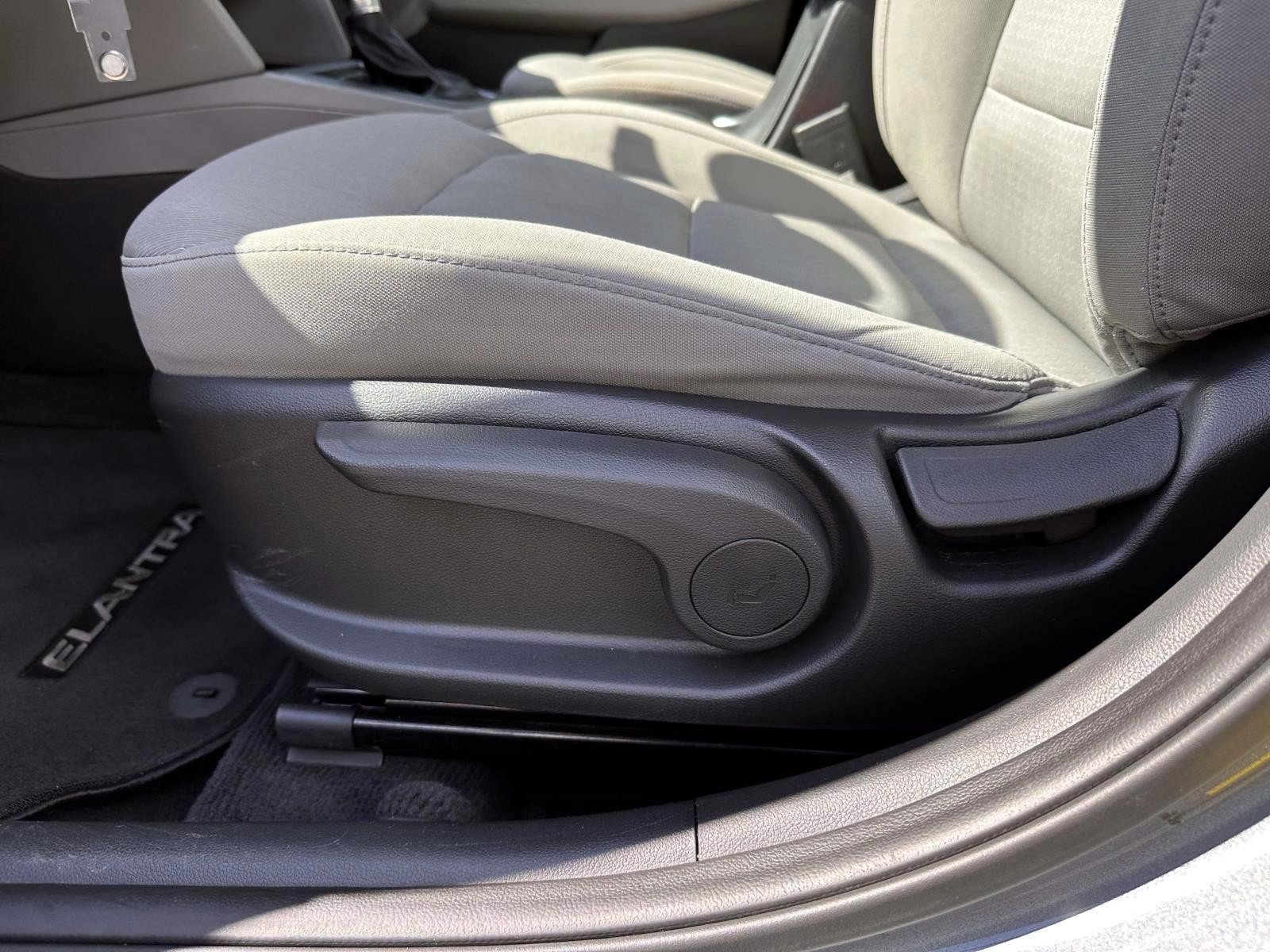Used 2017 Hyundai Elantra SE FWD image 11