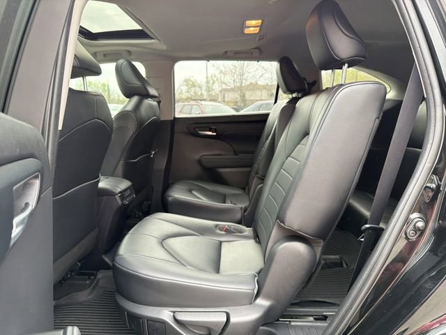 Used 2023 Toyota Highlander XLE image 19