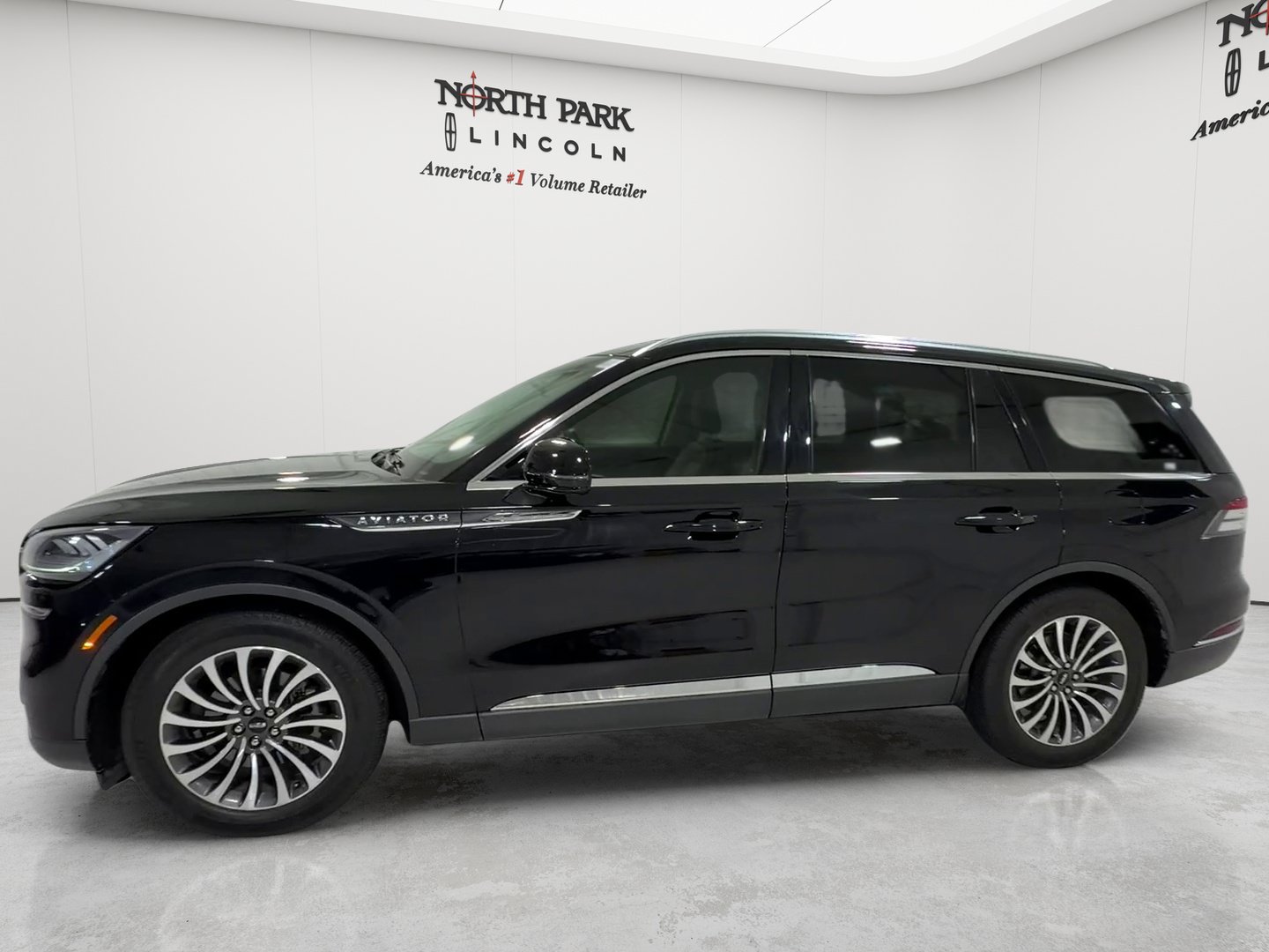 Used 2021 Lincoln Aviator Reserve w/ Elements Package Plus RWD image 2