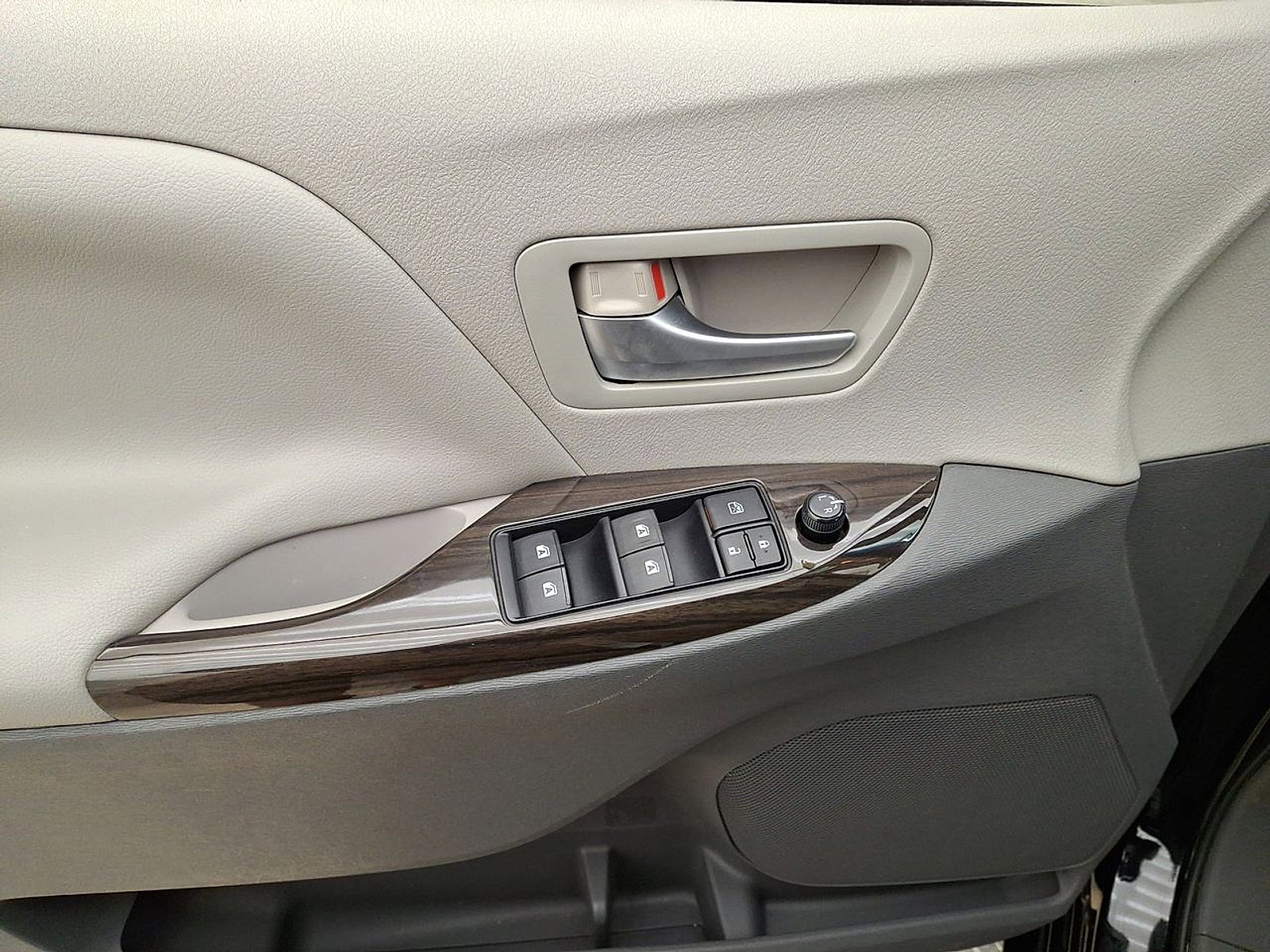 Used 2015 Toyota Sienna XLE w/ XLE Navigation Package image 10