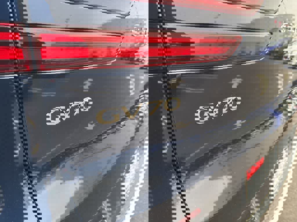 Used 2023 Genesis GV70 2.5T w/ Winter Weather Package image 8