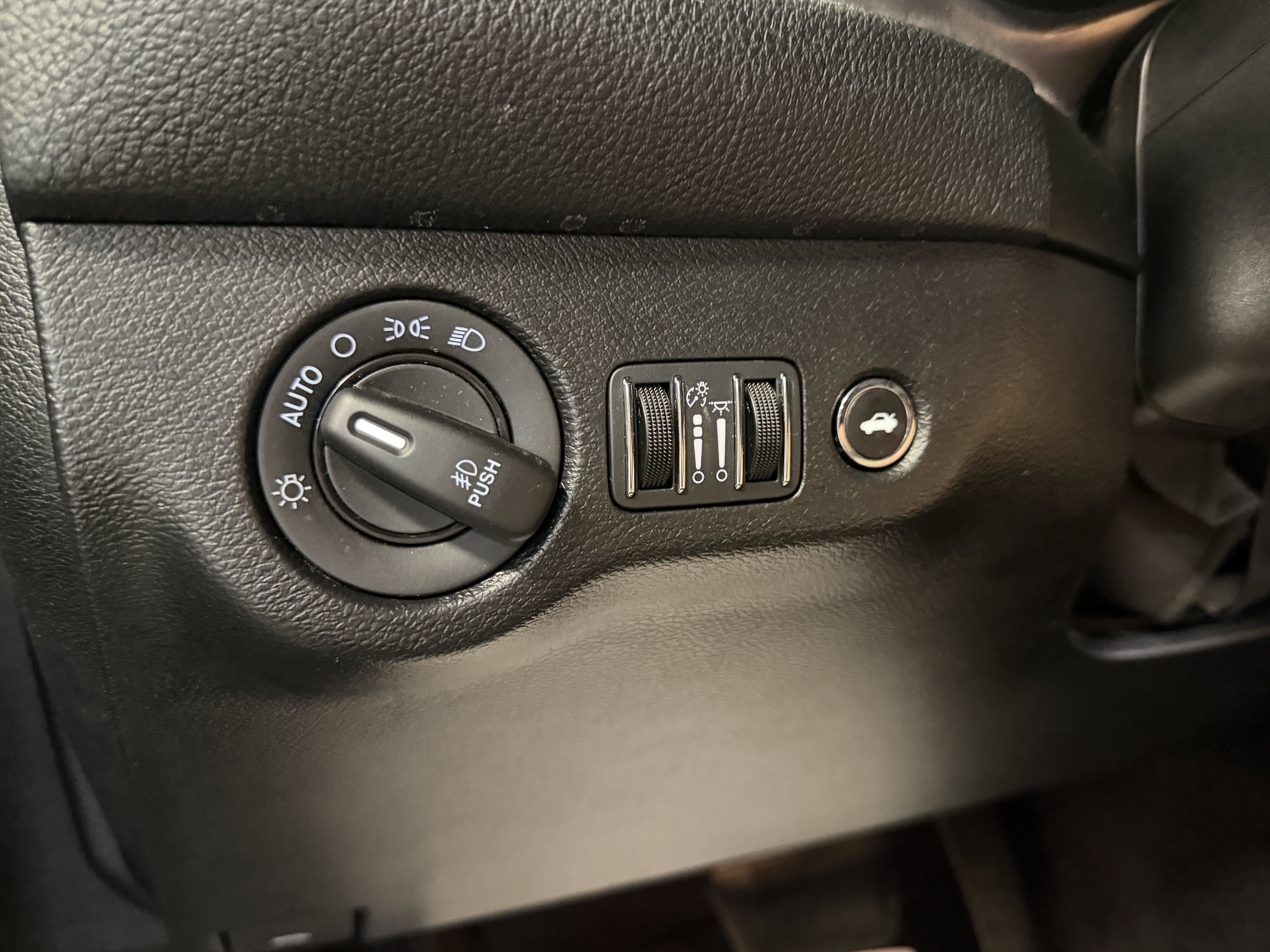 Used 2022 Dodge Challenger SXT w/ Driver Convenience Group RWD image 16