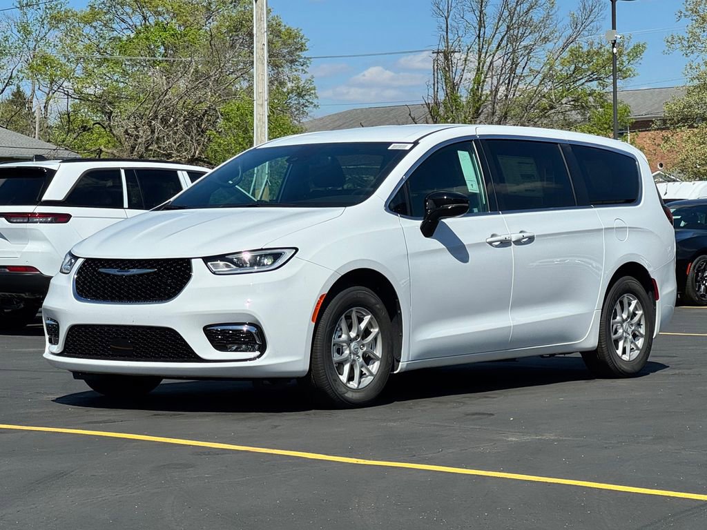 New 2026 Chrysler Pacifica Select image 3