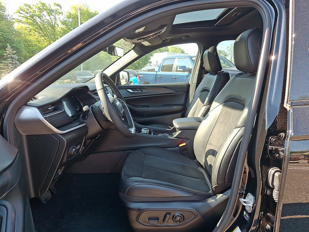 Certified 2025 Jeep Grand Cherokee L Altitude AWD/4WD image 3