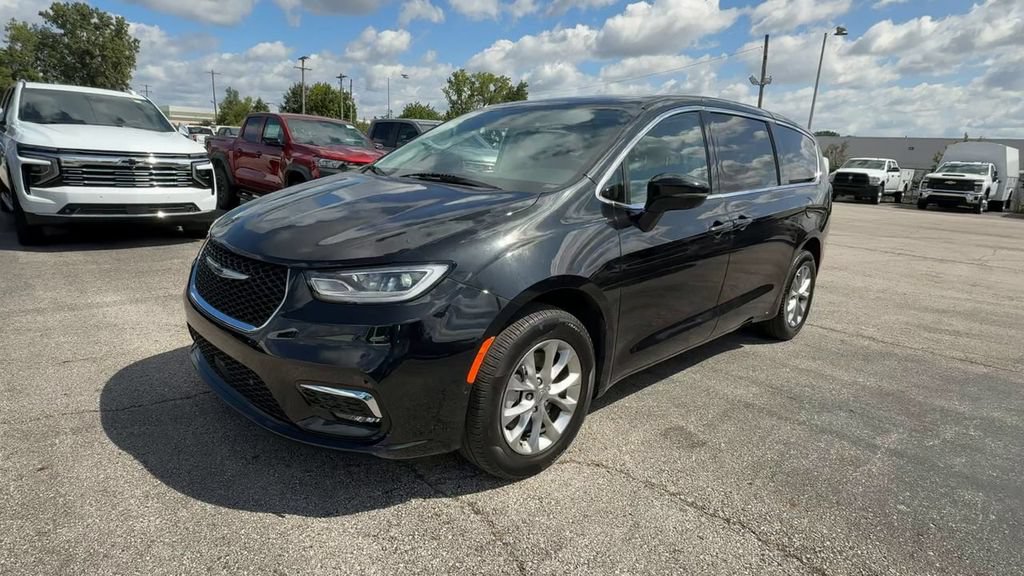 Used 2023 Chrysler Pacifica Touring-L AWD/4WD image 4
