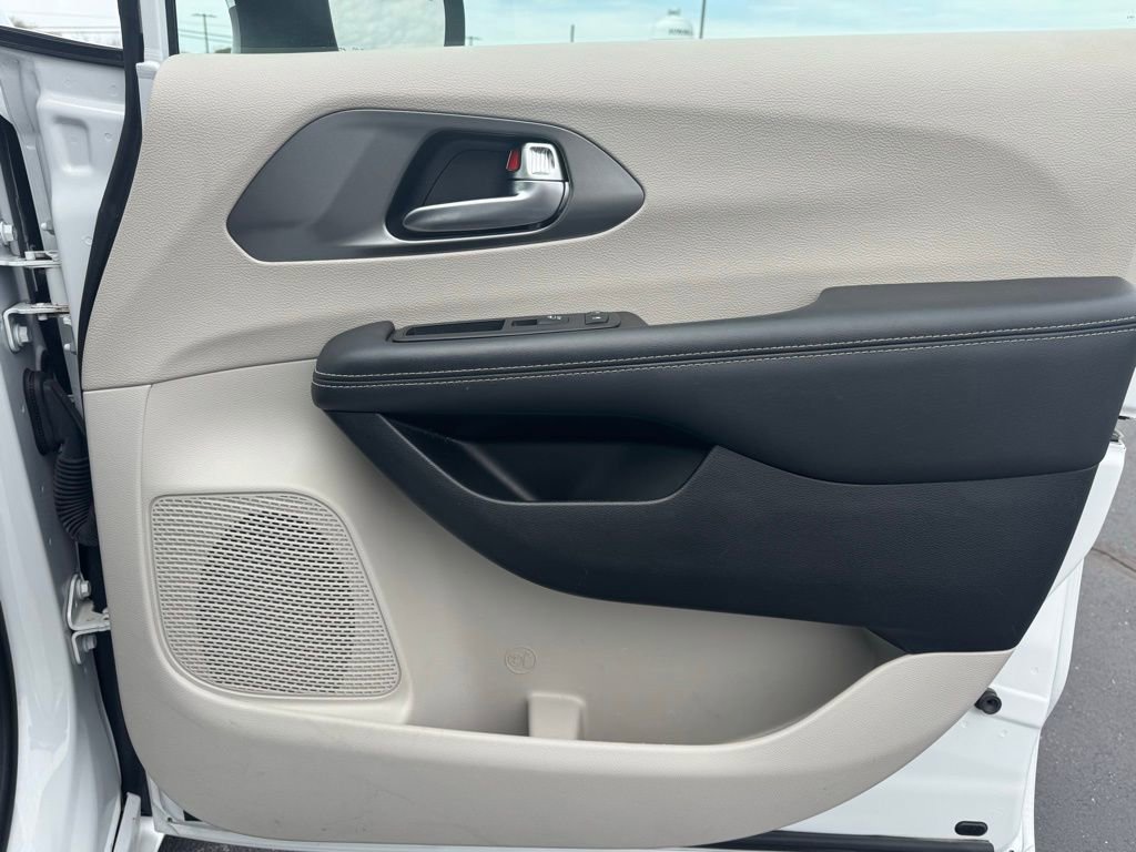 Used 2023 Chrysler Pacifica Touring-L image 15