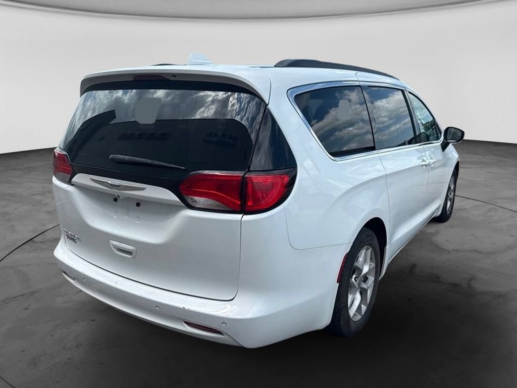 Used 2018 Chrysler Pacifica Touring w/ Tire & Wheel Group FWD image 4