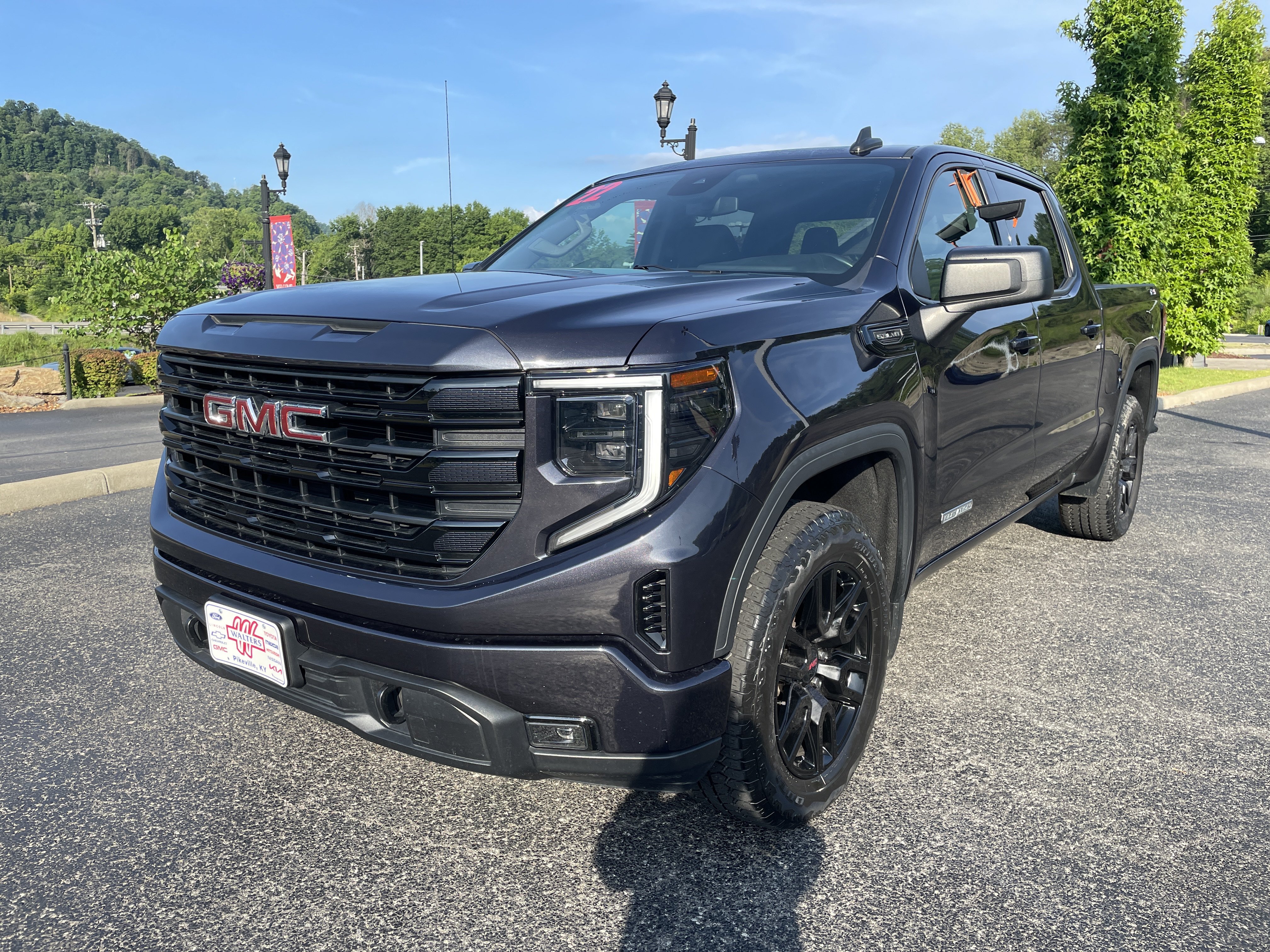 Used 2022 GMC Sierra 1500 Elevation w/ X31 Off-Road Package AWD/4WD image 5