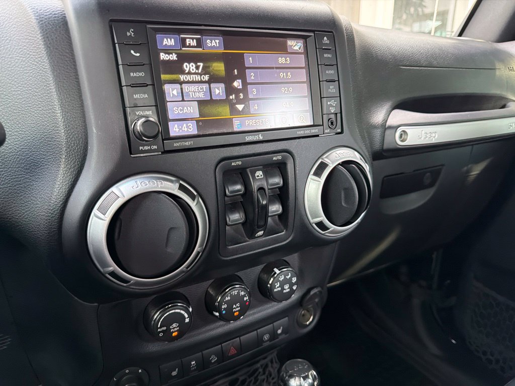 Used 2016 Jeep Wrangler Unlimited Rubicon w/ Connectivity Group AWD/4WD image 38