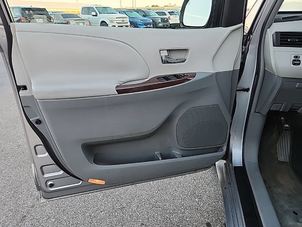 Used 2011 Toyota Sienna XLE FWD image 29